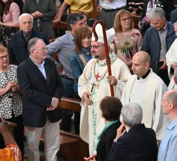 Dom Lucio Nicoletto abençoa os fiéis na catedral de Pádua. Fotos: Jaime C. Patias