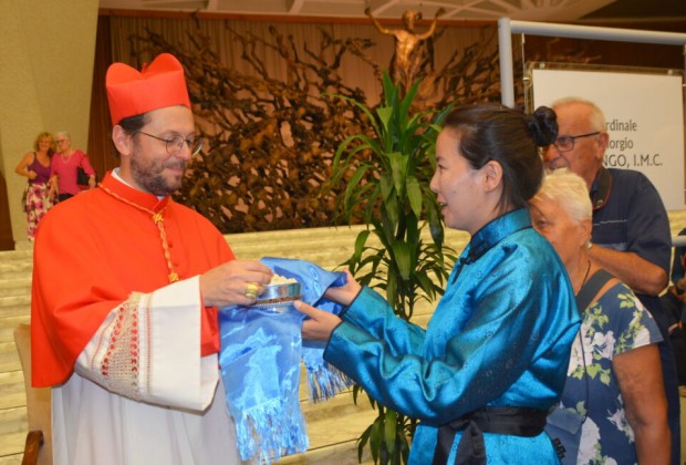 Catequista Rufina presenteia o novo Cardeal com um prato típico da Mong´ólia.