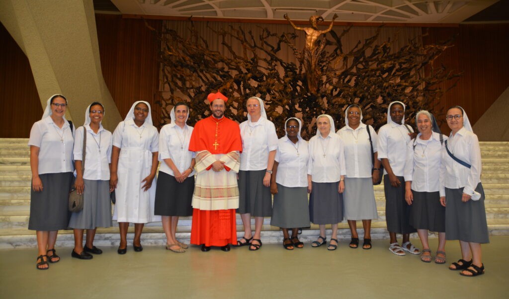 Cardeal Marengo com um grupo de Missionárias da Consolata.