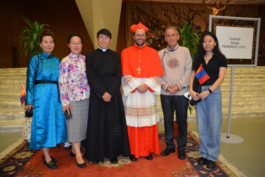 Catequistas Rufina Chamingerel e Monica Odzaya, Pe. Peter Sanjaajav, Cardeal Marengo, Pe. Ernesto Viscardi e jovem estudante da Mongólia.