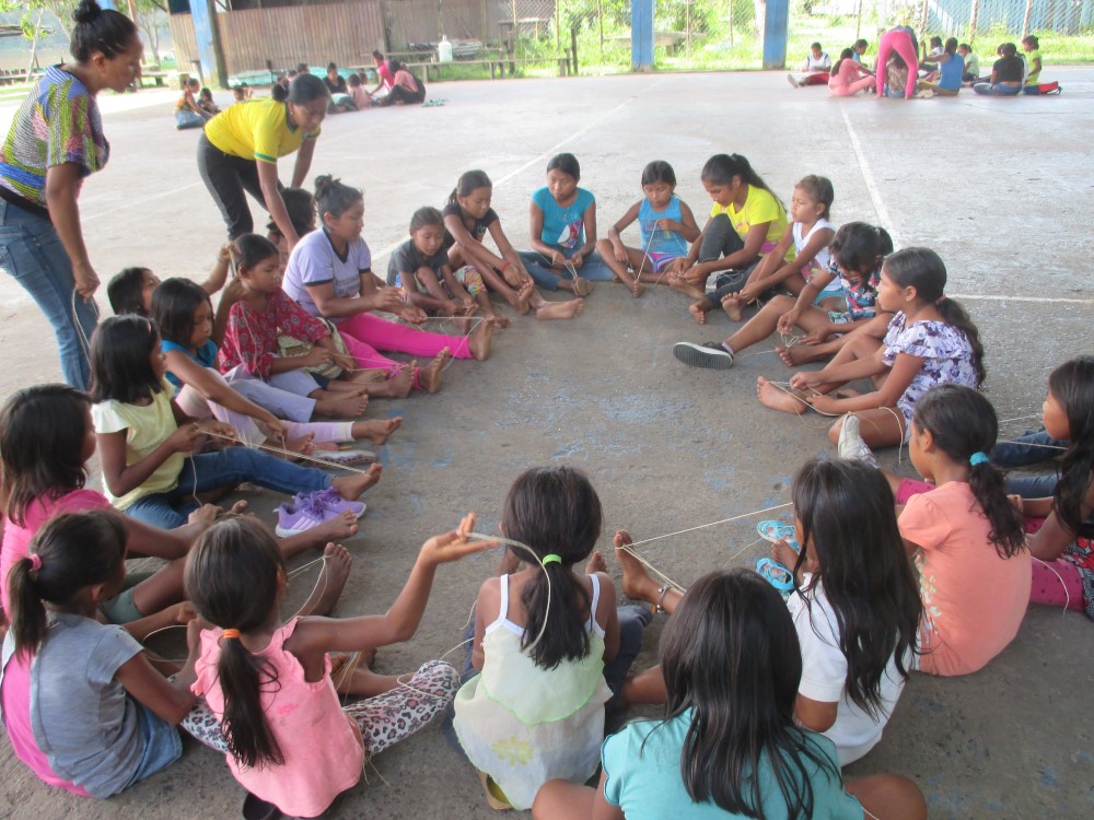 Crianças Warao realizam atividades educativas na Escola de Vida.