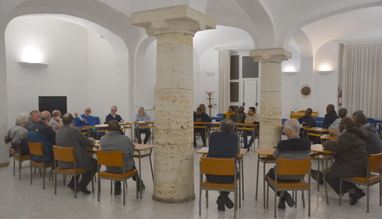 Nestor Saporiti reunido com a comunidade da Casa Geral IMC em Roma.