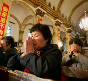 Catolicos en China rezando en una iglesia de Pekin
Chinese women pray during a mass dedicated to Pope John Paul II at a government approved Catholic church in Beijing April 8, 2005. China, which does not recognise the authority of the Vatican, offered its sympathies on the death of Pope early this week and said it hoped his successor would act to improve relations.    REUTERS/Reinhard Krause
pek04d/0408_03/cordon press