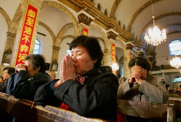 Catolicos en China rezando en una iglesia de Pekin
Chinese women pray during a mass dedicated to Pope John Paul II at a government approved Catholic church in Beijing April 8, 2005. China, which does not recognise the authority of the Vatican, offered its sympathies on the death of Pope early this week and said it hoped his successor would act to improve relations.    REUTERS/Reinhard Krause
pek04d/0408_03/cordon press