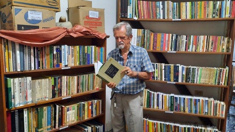 Irmão Carlo Zacquini, IMC, no Centro de Documentação Indígena (CDI). em Boa Vista, RR. Foto: Arquivo IMC