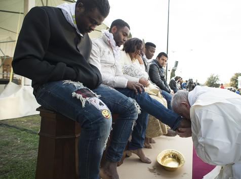 This picture provided by Vatican newspaper L' Osservatore Romano shows Pope Francis kisses the foot of a man during the foot-washing ritual at the Castelnuovo di Porto refugees center, Rome district, 24 March, 2016.  ANSA/OSSERVATORE ROMANO - EDITORIAL USE ONLY