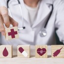 medico-de-vista-frontal-segurando-elemento-medico