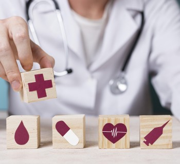 medico-de-vista-frontal-segurando-elemento-medico