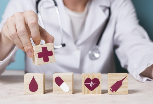medico-de-vista-frontal-segurando-elemento-medico