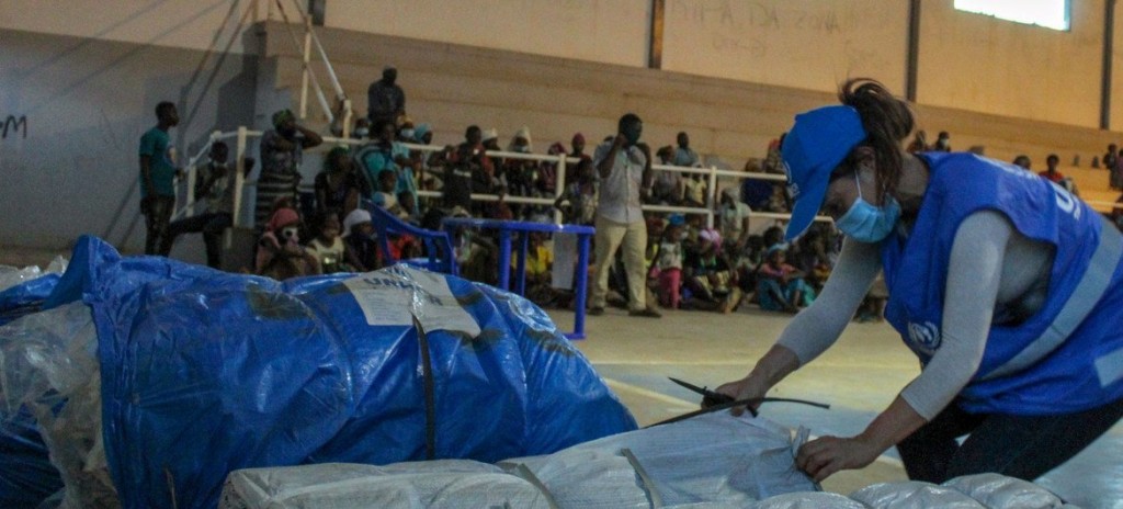 Famílias abrigadas em um centro esportivo em Pemba, Moçambique, depois de fugir do conflito – Acnur/Martim Gray Pereira