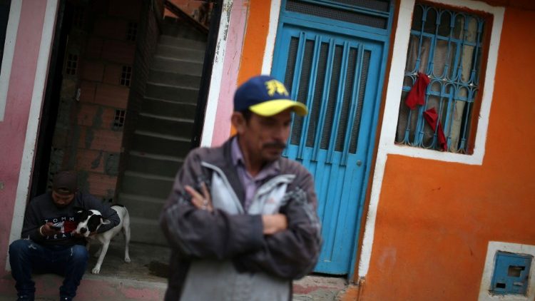 Panos vermelhos pendurados numa janela para servir as pessoas que vivem em bairros pobres, um sinal de socorro para receber ajuda e subsídios do governo em meio ao surto de coronavírus, Soacha, Colômbia 