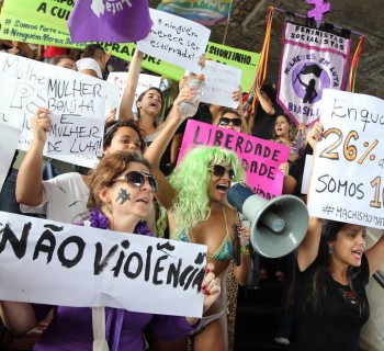 ADFE957  BSB -  05/04/2014  - FEMINISTAS / MANIFESTAÇÃO - METROPOLE -  Mulheres integrantes de movimentos feministas e simpatizantes da causa participam de protesto contra a violência contra a mulher na Rodoviária, em Brasília. Cerca de 70 pessoas com cartazes e faixas caminharam do museu da república até a rodoviária de Brasília gritando palavras de ordem contra o estupro e a violência sexual contra a mulher. A marcha foi motivada pela pesquisa do IPEA que afirmou inicialmente que 65% da população achava que mulheres usando pouca roupa mereciam ser estupradas, ontem o Instituto corrigiu o número pra 26%, afirmando ter havido um erro no  número anteriormente divulgado. A Manifestação foi na Rodoviária Central , em Brasilia. 
FOTO: ANDRE DUSEK/ESTADAO