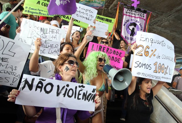 ADFE957  BSB -  05/04/2014  - FEMINISTAS / MANIFESTAÇÃO - METROPOLE -  Mulheres integrantes de movimentos feministas e simpatizantes da causa participam de protesto contra a violência contra a mulher na Rodoviária, em Brasília. Cerca de 70 pessoas com cartazes e faixas caminharam do museu da república até a rodoviária de Brasília gritando palavras de ordem contra o estupro e a violência sexual contra a mulher. A marcha foi motivada pela pesquisa do IPEA que afirmou inicialmente que 65% da população achava que mulheres usando pouca roupa mereciam ser estupradas, ontem o Instituto corrigiu o número pra 26%, afirmando ter havido um erro no  número anteriormente divulgado. A Manifestação foi na Rodoviária Central , em Brasilia. 
FOTO: ANDRE DUSEK/ESTADAO