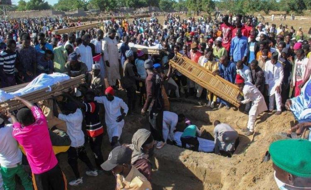 Celebração do funeral dos mortos no massacre em Zabarmari. Foto: Le Matin