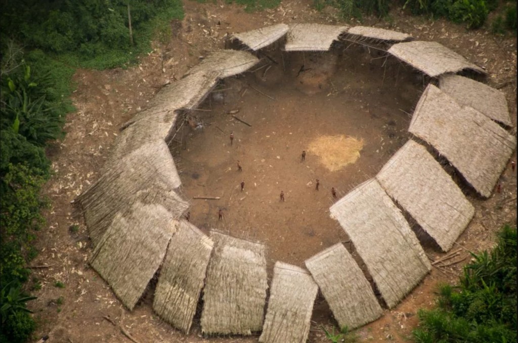 Maloca de indígenas em isolamento voluntário na Terra Indígena Yanomami. Já há casos de contaminação por Covid-19 entre os Yanomami. Crédito da Foto: Funai