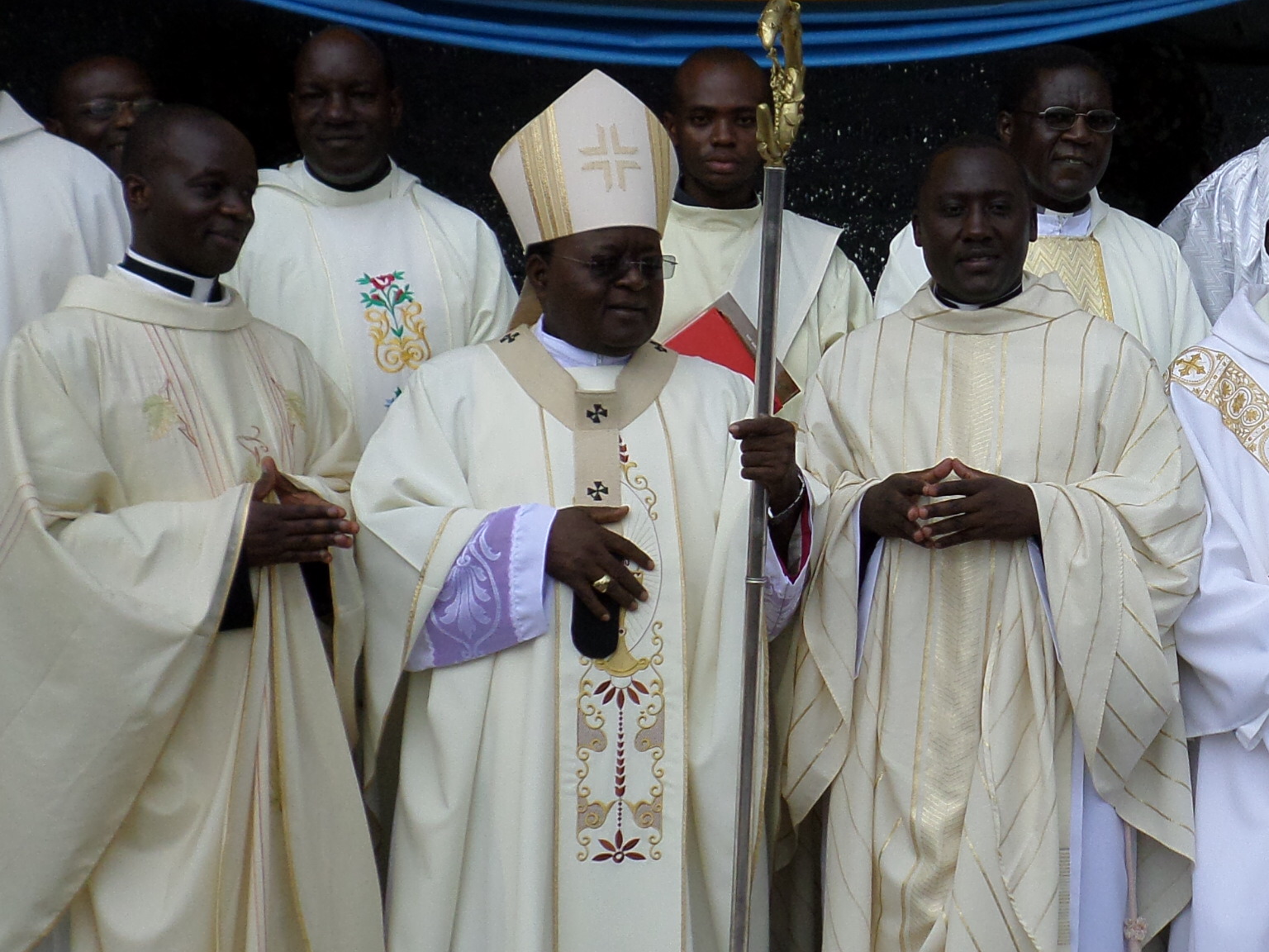 padres Mugerwa e Muwanga com o bispo ordenante