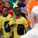 O Papa ao encontrar as crianças atendidas pelos centros assistenciais