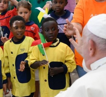 O Papa ao encontrar as crianças atendidas pelos centros assistenciais