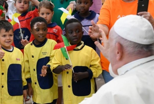 O Papa ao encontrar as crianças atendidas pelos centros assistenciais