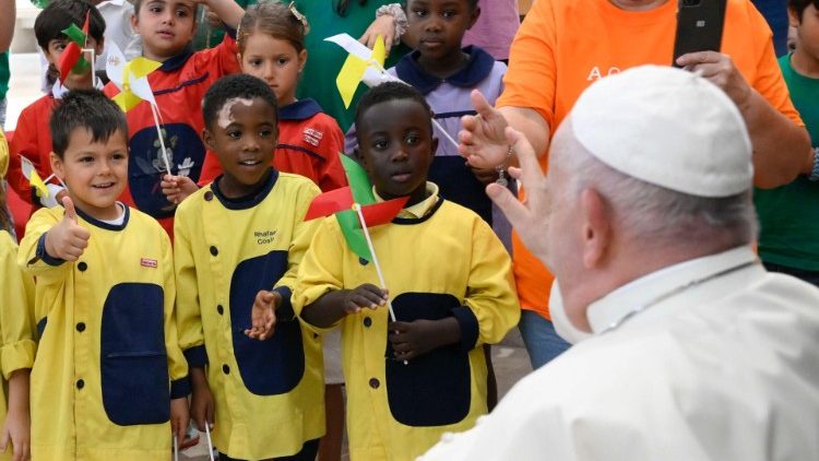 O Papa ao encontrar as crianças atendidas pelos centros assistenciais