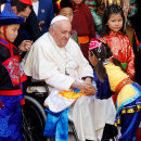 Papa Francisco é recebido por crianças na Prefeitura Apostólica, em Ulaanbaatar / Foto: REUTERS/Carlos Garcia Rawlins