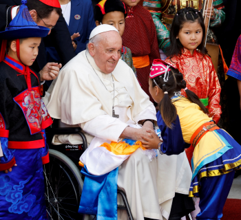 Papa Francisco é recebido por crianças na Prefeitura Apostólica, em Ulaanbaatar / Foto: REUTERS/Carlos Garcia Rawlins