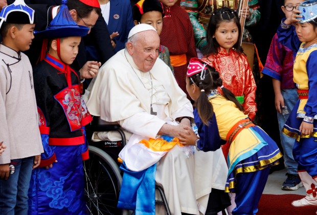 Papa Francisco é recebido por crianças na Prefeitura Apostólica, em Ulaanbaatar / Foto: REUTERS/Carlos Garcia Rawlins
