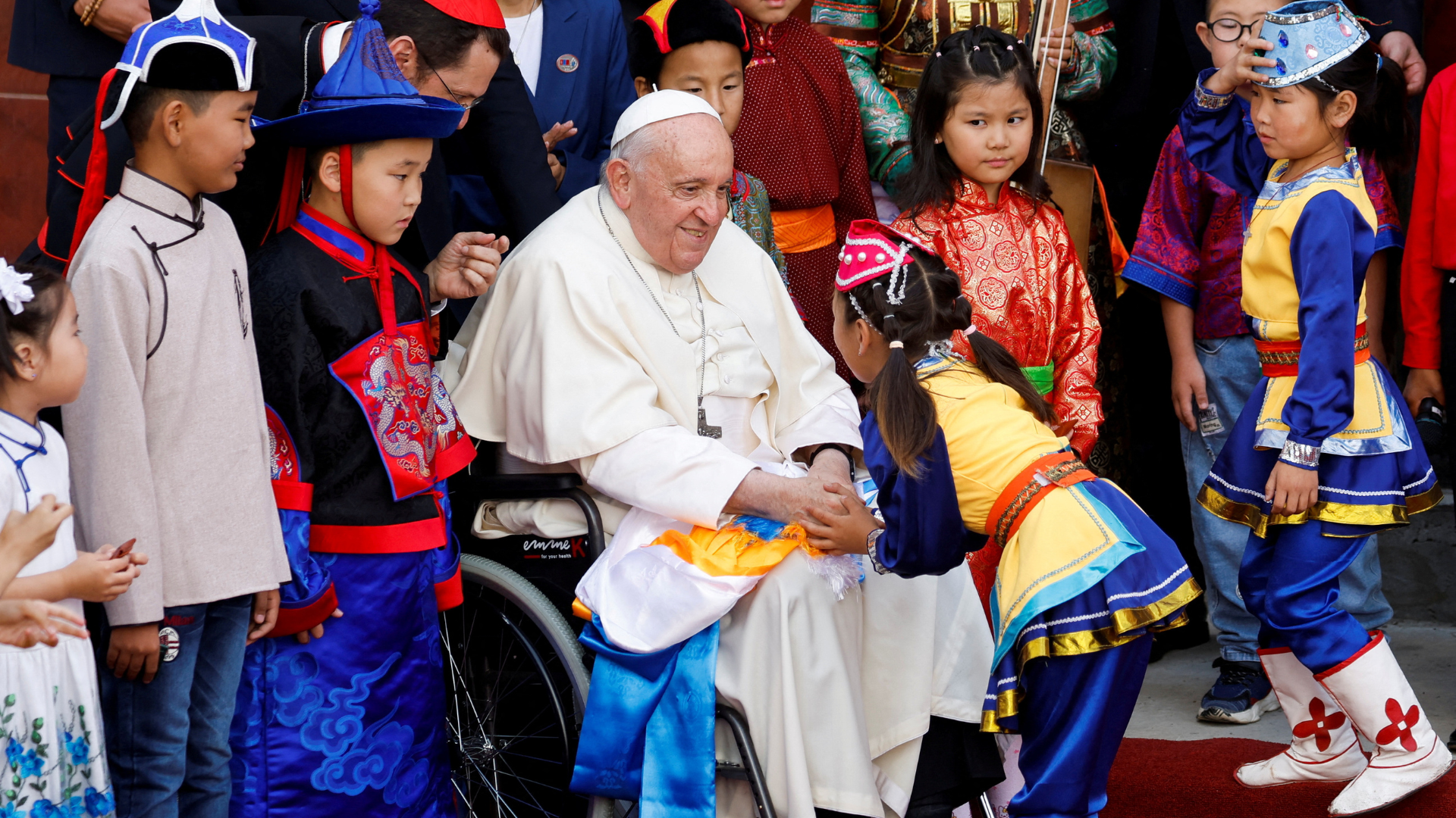Papa Francisco é recebido por crianças na Prefeitura Apostólica, em Ulaanbaatar / Foto: REUTERS/Carlos Garcia Rawlins