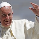 Pope Francis waves after leading his weekly general audience at St. Peter's Square at the Vatican June 11, 2014.  REUTERS/Giampiero Sposito  (VATICAN - Tags: RELIGION)