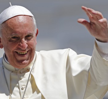 Pope Francis waves after leading his weekly general audience at St. Peter's Square at the Vatican June 11, 2014.  REUTERS/Giampiero Sposito  (VATICAN - Tags: RELIGION)