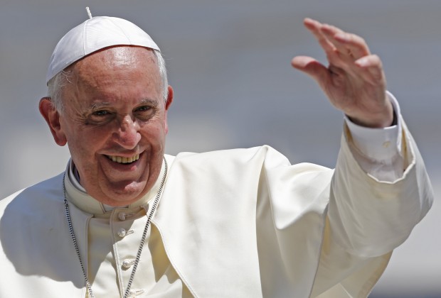 Pope Francis waves after leading his weekly general audience at St. Peter's Square at the Vatican June 11, 2014.  REUTERS/Giampiero Sposito  (VATICAN - Tags: RELIGION)