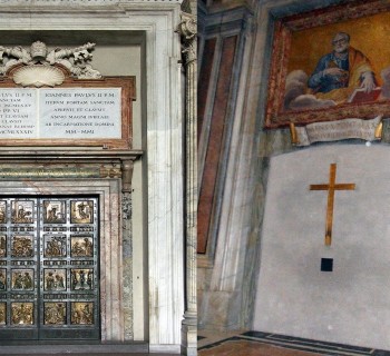 Os dois lados da Porta Santa em São Pedro antes da abertura (foto de arquivo).