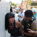 Índia Xacriabá é presa durante manifestação no desfile da Independência em Montes Claros, MG.