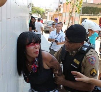 Índia Xacriabá é presa durante manifestação no desfile da Independência em Montes Claros, MG.