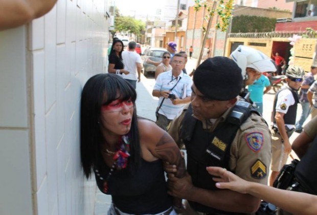 Índia Xacriabá é presa durante manifestação no desfile da Independência em Montes Claros, MG.