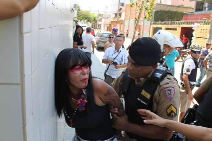 Índia Xacriabá é presa durante manifestação no desfile da Independência em Montes Claros, MG.