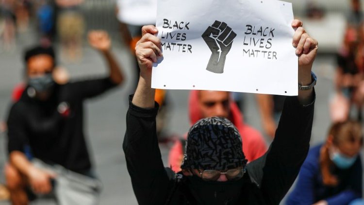 "Vidas negras importam", diz o cartaz no protesto contra a morte de George Floyd, em Bruxelas, Bélgica 