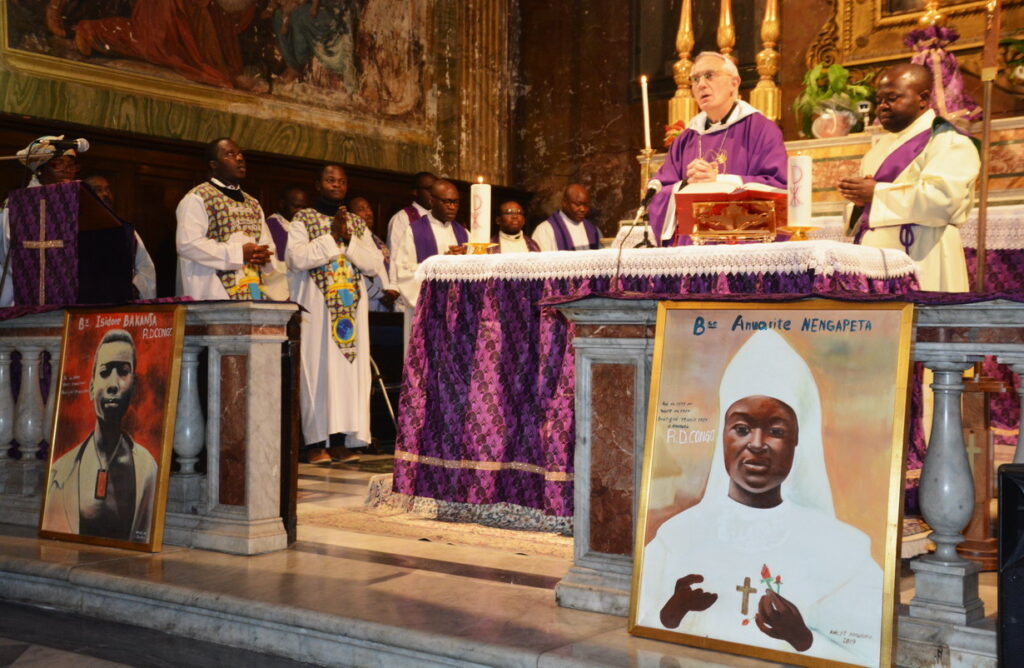 Bispo auxiliar de Roma, dom Ricardo Lama preside missa na Igreja da Natividade.