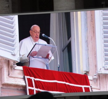 Papa Francisco saúda a comunidade católica congolês após a oração do Angelus.
