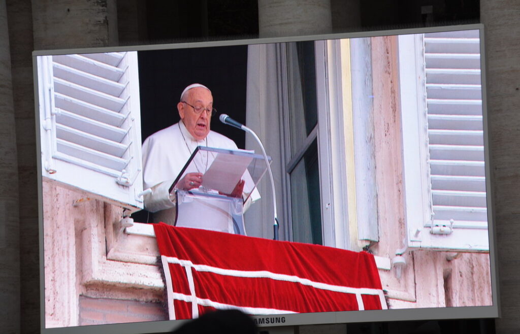 Papa Francisco saúda a comunidade católica congolês após a oração do Angelus.