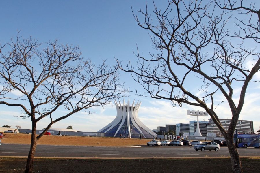 Vegetação seca na Esplanada dos Ministérios, em Brasília, nesta segunda-feira