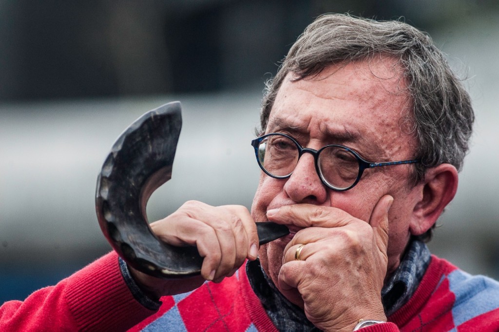 Shofar tocado no lado de fora do prédio em Curitiba