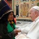 A ministra dos Povos Indígenas, Sonia Guajajara, cumprimentando o papa Francisco em evento no Vaticano ...

Leia mais no texto original: (https://www.poder360.com.br/poder-flash/sonia-guajajara-se-encontra-com-o-papa-francisco-no-vaticano/)
© 2024 Todos os direitos são reservados ao Poder360, conforme a Lei nº 9.610/98. A publicação, redistribuição, transmissão e reescrita sem autorização prévia são proibidas. Foto: Vatican Media