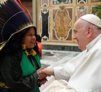 A ministra dos Povos Indígenas, Sonia Guajajara, cumprimentando o papa Francisco em evento no Vaticano ...

Leia mais no texto original: (https://www.poder360.com.br/poder-flash/sonia-guajajara-se-encontra-com-o-papa-francisco-no-vaticano/)
© 2024 Todos os direitos são reservados ao Poder360, conforme a Lei nº 9.610/98. A publicação, redistribuição, transmissão e reescrita sem autorização prévia são proibidas. Foto: Vatican Media