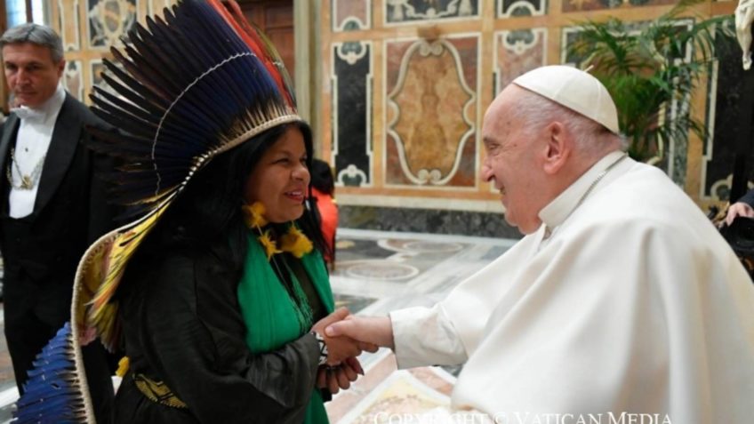 A ministra dos Povos Indígenas, Sonia Guajajara, cumprimentando o papa Francisco em evento no Vaticano ... Leia mais no texto original: (https://www.poder360.com.br/poder-flash/sonia-guajajara-se-encontra-com-o-papa-francisco-no-vaticano/) © 2024 Todos os direitos são reservados ao Poder360, conforme a Lei nº 9.610/98. A publicação, redistribuição, transmissão e reescrita sem autorização prévia são proibidas. Foto: Vatican Media