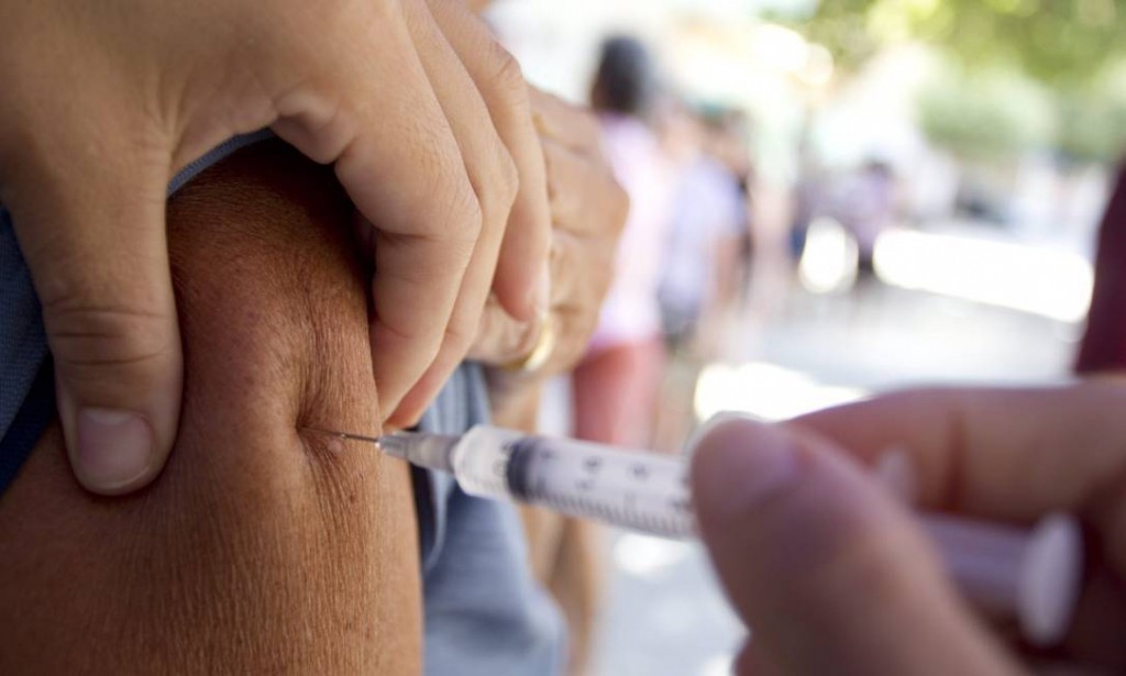 Vacinação contra a gripe no posto de saúde de Copacabana Foto: Márcia Foletto / O Globo