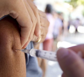 Vacinação contra a gripe no posto de saúde de Copacabana Foto: Márcia Foletto / O Globo