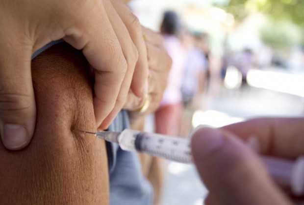 Vacinação contra a gripe no posto de saúde de Copacabana Foto: Márcia Foletto / O Globo