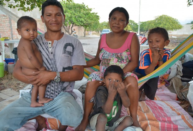 Chila com seu esposo Elvis e as crianças acampados em terreno baldiu no bairro Pintolândia em Boa Vista
