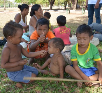 Crianças warao na praça Germano Sampaio em Boa Vista acompanhadas pela Equipe Itinerante IMC.